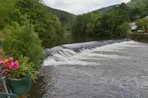 Ein kleiner Wasserfall von der Our mitten in Vianden. 05.2024