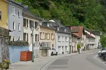 H�user an der alten Markt Stra�e neben der Our in Vianden. 05.2024