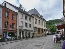 Blick in die ansteigende Hauptstra�e in Vianden, das Alte Kino und dar�ber befindet sich das Postgeb�ude. 05.2024
