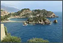 Die Isola Bella liegt in einer Bucht von Taormina. �ber eine schmale Sandbank ist sie bei niedrigem Wasserstand vom Festland aus erreichbar und kann (in der Saison) besichtigt werden. (Taormina, 24.02.2024)