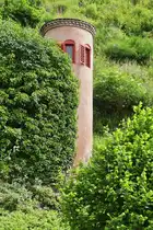 Gut versteckter Turm in einer Gartenanlage in der Bahnhofstrasse in Vianden. 05.2024