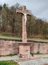 Buttlar - Wenigentaft: Auf dem Friedhof von Wenigentaft steht dieses Sandsteinkreuz. 