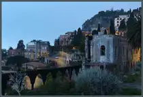 Die Via Pirandello windet sich in Serpentinen an den steilen H�ngen von Taormina empor. Hier mischen sich historische und moderne Bauten. Links ist das Hotel Villa Carlotta zu sehen. (Taormina, 24.02.2024)