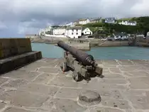 Porthleven, altes Gesch�tz an der Hafeneinfahrt (15.05.2024)