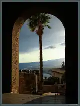 Blick aus dem antiken Theater in Taormina auf die K�ste und den Hang des �tna. (25.02.2024)