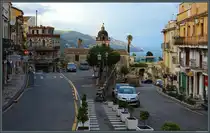 Stra�enszene an der Porta Messina, dem n�rdlichen Zugang zur Altstadt von Taormina. In der Mitte befindet sich die Kirche San Pancrazio. (Taormina, 25.02.2024)