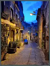 Abendstimmung am 26.02.2024 in einer Gasse der Kleinstadt Bronte auf Sizilien.