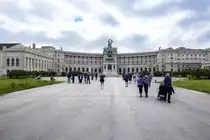 Die Wiener Hofburg viom Heldenplatz aus gesehen. Aufnahme: 18. Mai 2024.