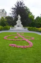 Das Mozart Denkmal im Wiener Burggarten. Aufnahme: 18. Mai 2024.