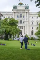 En teil der Wiener Hofburg vom Burggarten aus gesehen. Aufnahme: 18. Mai 2024.