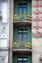 Detailaufnahme vom Majolikahaus an der linken Wienzeile 40 in Wien. Die Fassade ist mit Majolikafliesen (eine  farbig glasierte Tonware) verkleidet, die mit floralen Motiven geschm�ckt sind. Diese Fliesen sind witterungsbest�ndig, pflegeleicht und abwaschbar. Aufnahme: 18. Mai 2024.