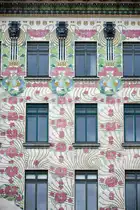 Detailaufnahme vom Majolikahaus an der linken Wienzeile in Wien. Das von Otto Wagner gestaltete Haus ist ein wichtiges Beispiel f�r Wiener Jugendstilarchitektur um die Jahrhundertwende. Aufnahme: 18. Mai 2024.