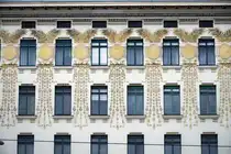 Das Jugendstilhaus an der Linken Wienzeile 38 in Wien. Das Haus ist wei� verputzt und mit goldenen Ornamenten belegt. Die Fassade wurde zuletzt von 2000 bis 2003 restauriert. Aufnahme: 18. Mai 2024.