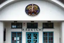 Eingangstor zum Marktamt an der Wienzeile in Wien. Aufnahme: 18. Mai 2024.