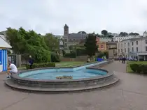 Torquay, Brunnen und St. John Kirche an der Cary Parade (16.05.2024)