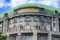 Das Jugendstilgeb�ude in der Linken Wienzeile 48-52 beherbergt die Versicherungsgesellschaft der �sterreichischen Eisenbahnen. Aufnahme: 18. Mai 2024.