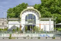 Die Otto-Wagner-Pavillons auf dem Karlsplatz, oft auch Stadtbahn-Pavillons genannt, sind zwei Pavillon-artige ehemalige Aufnahmsgeb�ude auf dem Karlsplatz in Wien. Der westliche Pavillon beherbergt heute ein Otto-Wagner-Museum. Aufnahme: 18. Mai 2024.