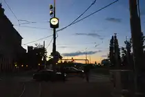 Abendstimmung am Donaukanal in Wien: Uhr am Franz-Josefs-Kai. Aufnahme: 18. Mai 2024.