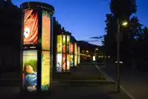 Werbes�ulen an der Olga-Misař-Promenade in Wien. Aufnahme: 18. Mai 2024.