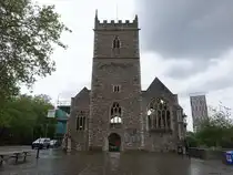 Bristol, Ruine der St. Peter Kirche im Castle Park, erbaut im 12. Jahrhundert (16.05.2024)