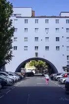 Die Halteraugasse f�hrt unter einem Teil des Karl-Marx-Hofes in Wien hindurch. Das Geb�ude steht unter Denkmalschutz und ist auch von der Stadt Wien als bauliche Schutzzone ausgewiesen. Aufnahme: 19. Mai 2024.