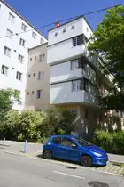 Ein Ausschnitt des Karl-Marx-Hofes in Wien. Der zwei H�fe einschlie�ende Bau liegt auf einem langgestreckten Areal zwischen der Heiligenst�dter Stra�e im Westen und der Boschstra�e im Osten, das im Norden von der Grinzinger Stra�e, im S�den von der Geistingergasse abgeschlossen wird.
Aufnahme: 19. Mai 2024.