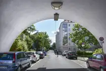 Viadukt unter dem Karl-Marx-Hof in Wien. Von Norden nach S�den queren die Halteraugasse, die Mooslackengasse, die Josef-Hindels-Gasse und die Felix-Braun-Gasse das Gebiet.Aufnahme: 19. Mai 2024.