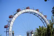 Die Spitze des Wiener Riesenrads vom Eingang zum Vergn�gungspark Prater aus gesehen. Aufnahme: 19. Mai 2024.