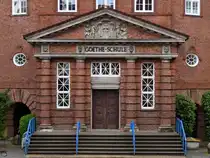 Im Bild das Hauptportal der von 1914 bis 1918 erbauten Goethe-Schule in Flensburg. (Juni 2024)