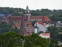 Im Hintergrund das alles �berragende Alte Gymnasium, die �lteste Schule der Stadt Flensburg. Davor ist der Turm der St. Marien Kirche zu sehen. (Juni 2024)