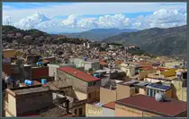 Blick �ber die D�cher der Stadt Bronte am Westhang des �tna. Etwa 18.000 Einwohner leben in der Kleinstadt, die als  Hauptstadt der Pistazie  gilt. (29.02.2024)