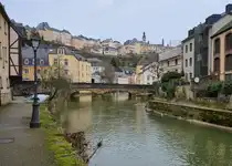 Blick �ber die Alzette auf die Pont du Grund im Luxemburger Stadtteil Grund und die Oberstadt (18.02.2024).