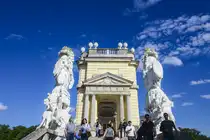 Eingang zur Gloriette im s�dlichen Teil des Garten Sch�nbrunn in Wien. Aufnahme: 19. Mai 2024.