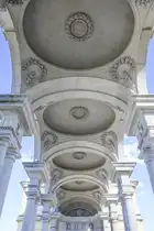 der S�ulengang in der Gloriette im Schlossgarten von Schloss Sch�nbrunn in Wien. Die Gloriette wurde im Jahr 1775 als letzte Baulichkeit des Gartens als Ruhmestempel, zugleich Hauptblickfang des Gartens und auf 241 m �. A. Aussichtspunkt �ber denselben erbaut. Aufnahme: 19. Mai 2024-