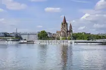 Wien - Die Kirche Heilige Franz von Assisi von der Donauinsel aus gesehen. Aufnahme: 20. Mai 2024.
