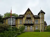 Das D�nsche Generalkonsulat in Flensburg befindet sich in der 1883/1984 erbauten und 1896 erweiterten Villa  Burg Sch�neck . (Juni 2024)