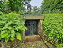 Die Gruft der Flensburger Familie Christiansen befindet sich seitlich versetzt von der Bundsen-Kapelle. (Juni 2024)