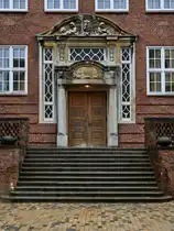 Das Eingangsportal der Auguste-Viktoria-Schule. (Flensburg, Juni 2024) 