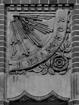 An der Fassade des Heinrich-Sauermann-Hauses in Flensburg befindet sich unter anderem diese Sonnenuhr. (Juni 2024)