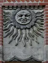 An der Fassade des Heinrich-Sauermann-Hauses in Flensburg befindet sich auch dieses Sonnenrelief. (Juni 2024)