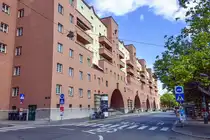 Der Karl-Marx-Hof ist einer der bekanntesten Gemeindebauten Wiens und liegt im 19. Wiener Gemeindebezirk, D�bling. Auf dem Bild ist der Hof von der Boschstra�e zu sehen. Aufnahme: 19. Mai 2024.