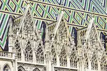 Westansicht vom Wiener Stephansdom mit dem Zickzackmuster des Daches. Aufnahme: 18. Mai 2024.