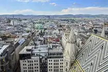 Blick vom S�dturm des Stephansdoms �ber das Stadtzentrum von Wien. Rechts ist ein Teil des Daches des Stephansdoms zu sehen. Aufnahme: 18. Mai 2024.