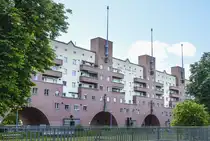 Der Karl-Marx-Hof in Wien wurde im Sinne der neuen Sachlichkeit in Art d�co gebaut. Er ist ein reiner Ziegelbau. Diese Methode wurde bewusst gew�hlt, weil damit sehr viele Arbeitspl�tze verbunden waren. Aufnahme: 19. Mai 2024.