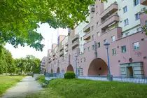 Der Karl-Marx-Hof befindet sich im 19. Wiener Gemeindebezirk und ist einer der bekanntesten Gemeindebauten von Wien. Aufnhme: 19. Mai 2024.