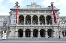 Frontalblick auf die Wiener Staatsoper. Die Wiener Staatsoper ist eines der bekanntesten Opernh�user der Welt und befindet sich im ersten Gemeindebezirk Innere Stadt. 
19. Mai 2024.