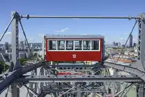 Am Scheitelpunkt im Wiener Riesenrad. Das Wiener Riesenrad im Prater im Gemeindebezirk Leopoldstadt ist eine Sehensw�rdigkeit und ein Wahrzeichen Wiens. Es wurde 1897 zur Feier des 50. Thronjubil�ums Kaiser Franz Josephs I. errichtet und war zur damaligen Zeit eines der gr��ten Riesenr�der der Welt. Aufnahme: 19. Mai 2024.