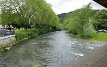 Waldkirch, Blick vom neuerrichteten J�nglingssteg �ber die Elz flu�abw�rts, Mai 2024