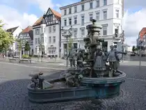 Lippstadt, B�rgerbrunnen von Bonifatius Stirnberg am Rathausplatz (11.06.2024)