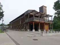 Bad Sassendorf, Gradierwerk im Kurpark. Die Wandelg�nge f�hren �ber drei Ebenen.  Ein Aufzug f�hrt bis zur Aussichtsplattform im zweiten Obergeschoss, dort gibt es einen fantastischer Blick �ber den Kurpark (10.06.2024)